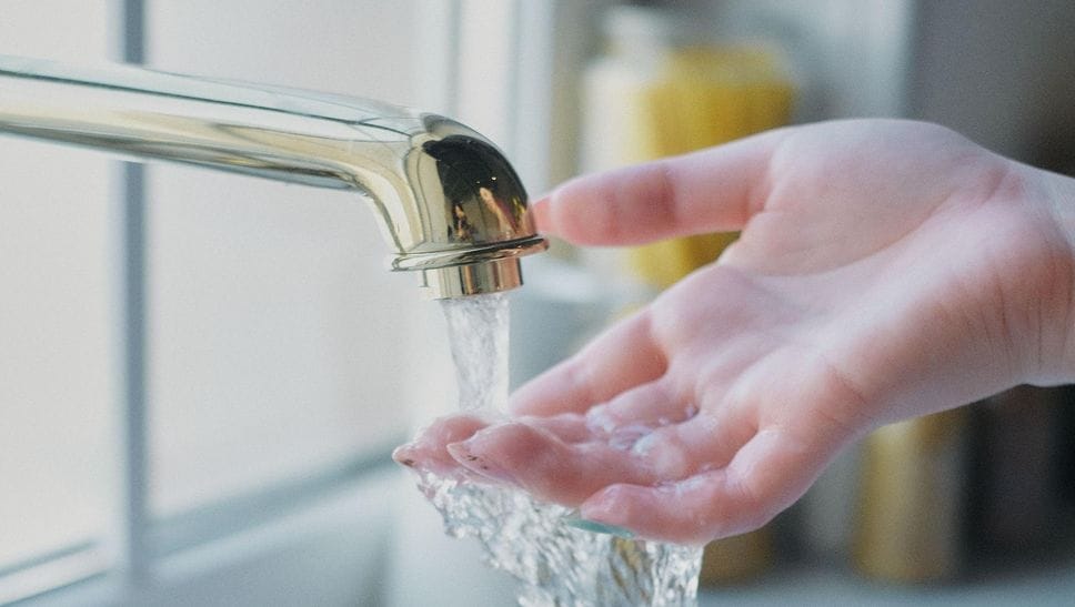 Via libera ai rincari per l’acqua nel Lodigiano, ma con astensioni e contrarietà