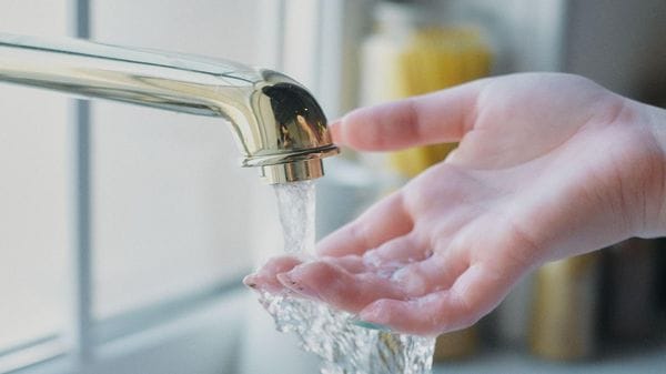 Via libera ai rincari per l’acqua nel Lodigiano, ma con astensioni e contrarietà