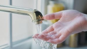Via libera ai rincari per l’acqua nel Lodigiano, ma con astensioni e contrarietà