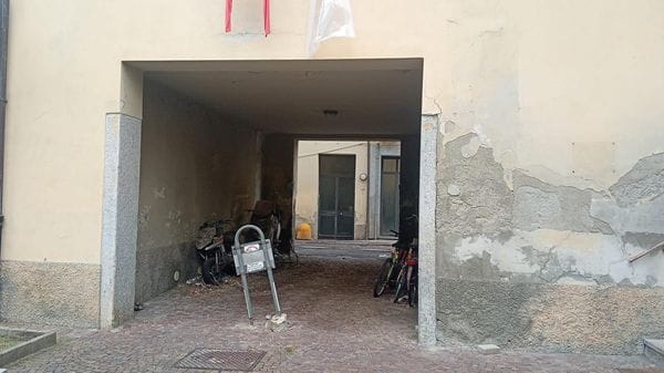 Nelle case comunali di via Della Costa a Lodi la situazione di degrado è al limite