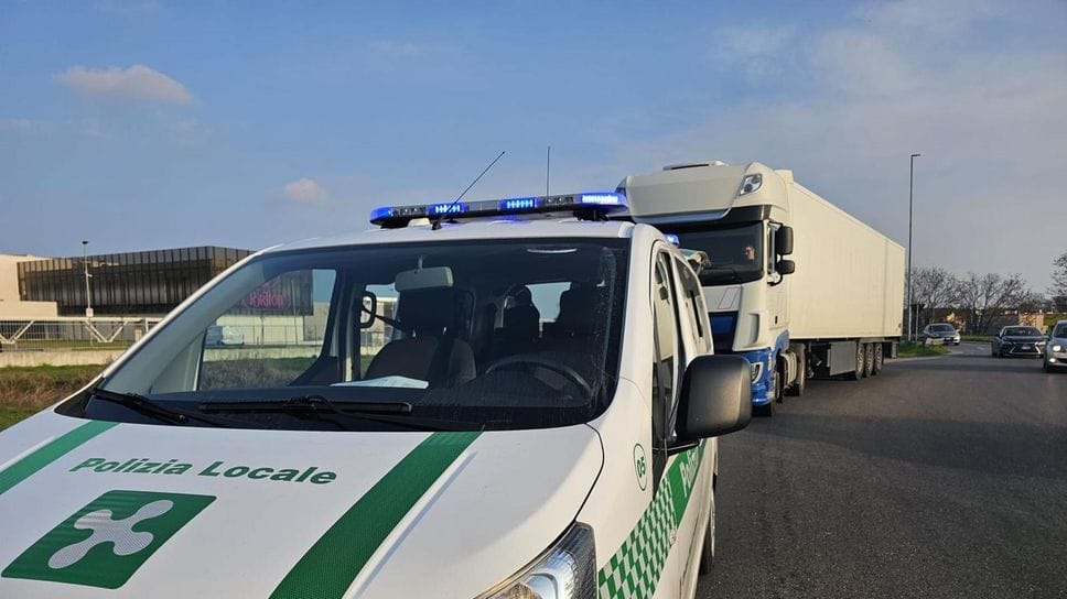 A 14 anni impenna senza casco davanti alla polizia locale: multato