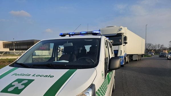A 14 anni impenna senza casco davanti alla polizia locale: multato