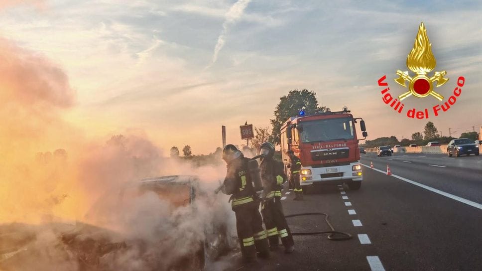 Auto in fiamme sull’A1 a Borgo San Giovanni
