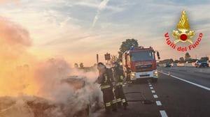 Auto in fiamme sull’A1 a Borgo San Giovanni