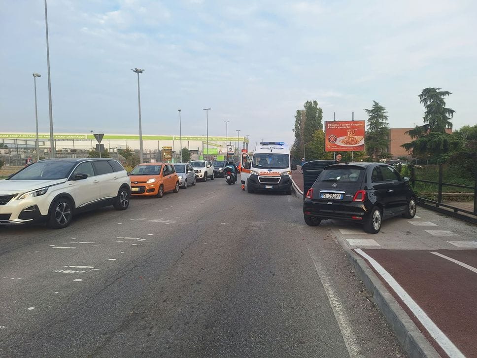 L’Apecar riesce a evitare il tamponamento a catena