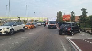 L’Apecar riesce a evitare il tamponamento a catena