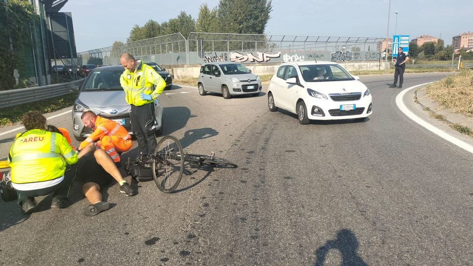 Scontro tra auto e bici, ciclista ferito e trasportato in ospedale