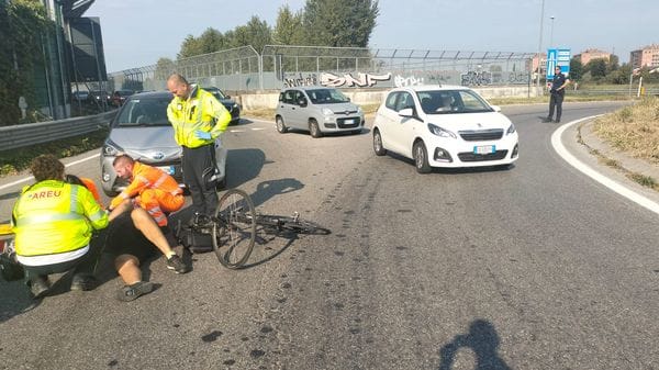 Scontro tra auto e bici, ciclista ferito e trasportato in ospedale