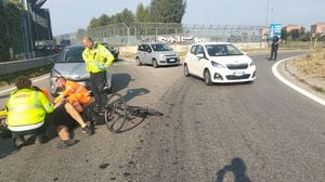 Scontro tra auto e bici, ciclista ferito e trasportato in ospedale