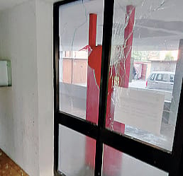 Sant’Angelo, colpi di mattoni su una vetrata: raid vandalico alle case Gescal