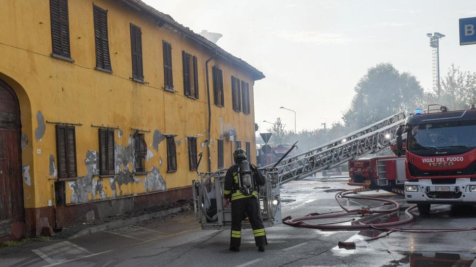 Tracce di bivacchi nella cascina bruciata a Riozzo