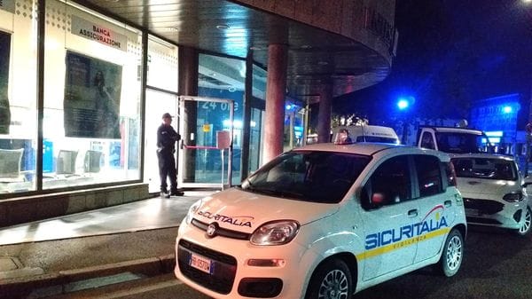Un altro colpo del banda dei bancomat nel cuore di Melegnano, esplode lo sportello di Banca Intesa