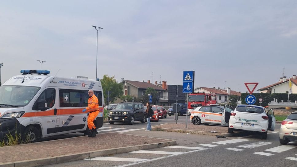 Incidente sulla rotatoria, intervengono la Croce Bianca e i vigili del fuoco