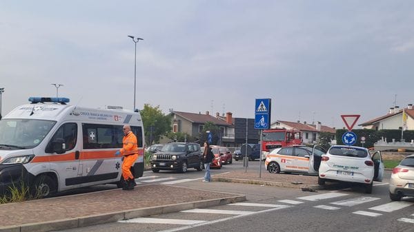 Incidente sulla rotatoria, intervengono la Croce Bianca e i vigili del fuoco