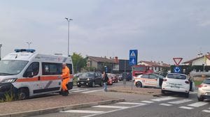 Incidente sulla rotatoria, intervengono la Croce Bianca e i vigili del fuoco