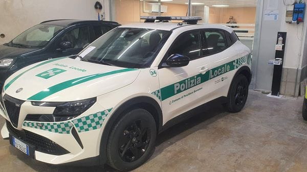 Una Alfa Junior ibrida per la polizia locale