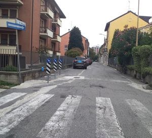 Preleva in banca, le rubano la borsa