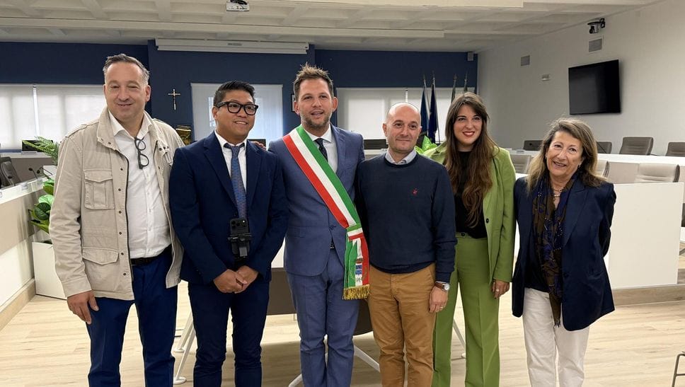 San Giuliano - La cerimonia per la cittadinanza per il fotografo originario delle Filippine Daniel Sorza 