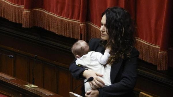 Barzotti vota in aula con la figlia in braccio