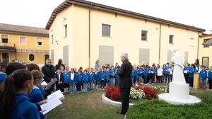 Il vescovo al Tondini incontra gli alunni: «Preghiamo Maria per la pace e la gioia»