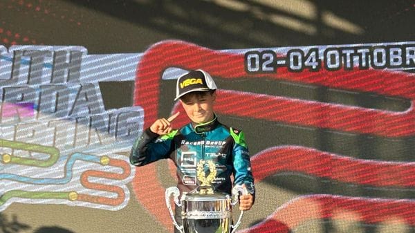 Mathias Bartyan premiato con la coppa gigante delle finali internazionali EasyKart