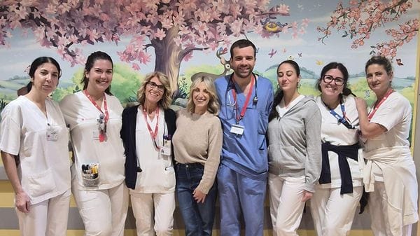 Katia Follesa in visita ai bambini del Policlinico 