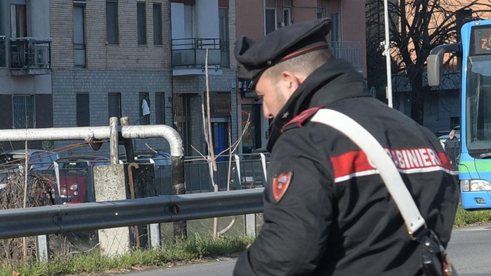 Lite in pieno giorno, accoltellato un 24enne 