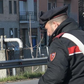 Lite in pieno giorno, accoltellato un 24enne 