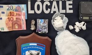 Preparavano le dosi in casa, due giovani in manette