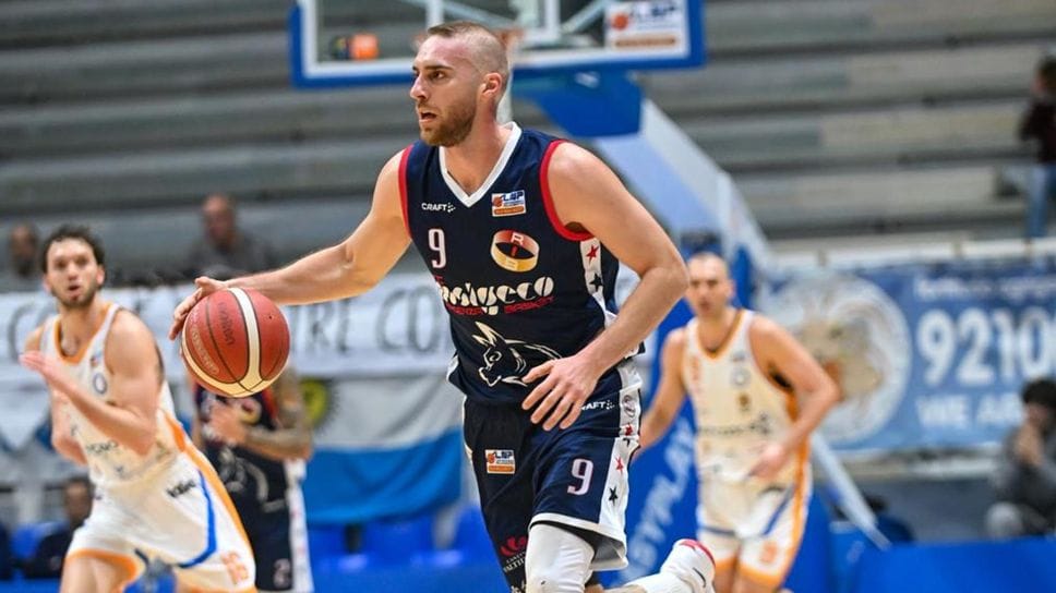 Giovanni Poggi in azione nella sfida disputata dall’Asigeco a Porto Empedocle contro la Fortitudo Agrigento