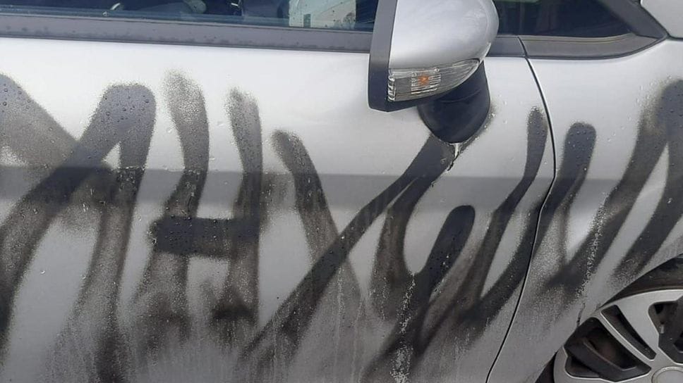 L’auto devastata con lo spray