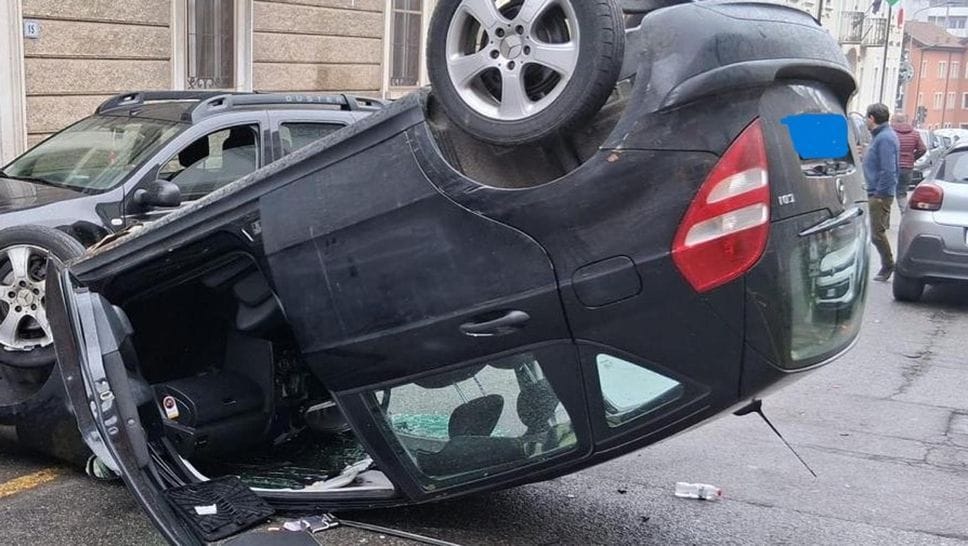 L’auto ribaltata in via Cavour a Melegnano