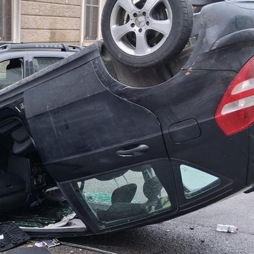 Auto con a bordo tre giovani si ribalta in pieno centro a Melegnano ...