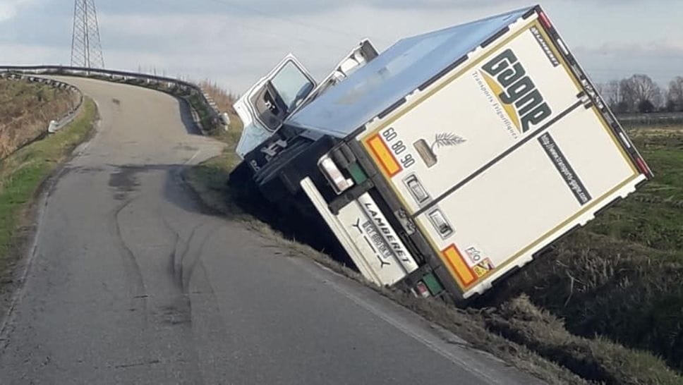 Il mezzo pesante finito nel fosso per il cedimento della banchina (Gozzini)