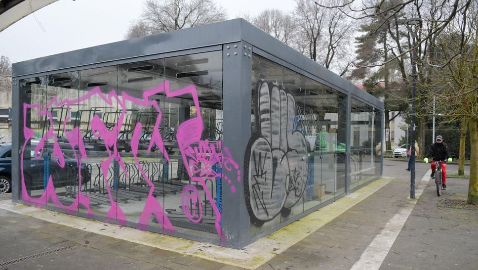 La velostazione imbrattata (Canali)