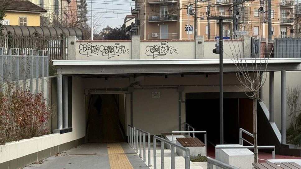 Le scritte sopra il tunnel
