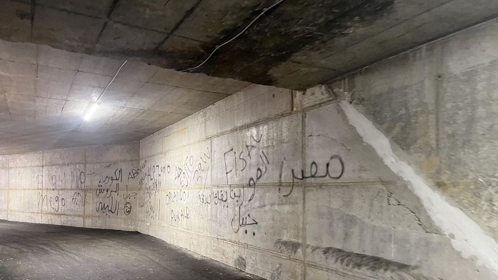 Le scritte in arabo nel tunnel