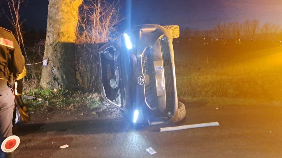 La macchina ribaltata dopo lo scontro avvenuto nel pomeriggio di ieri lungo la 234 (foto Agosti)