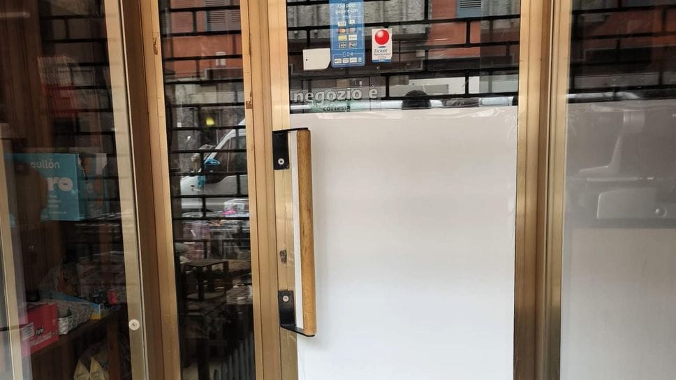 La porta della panetteria riparata con un pannello