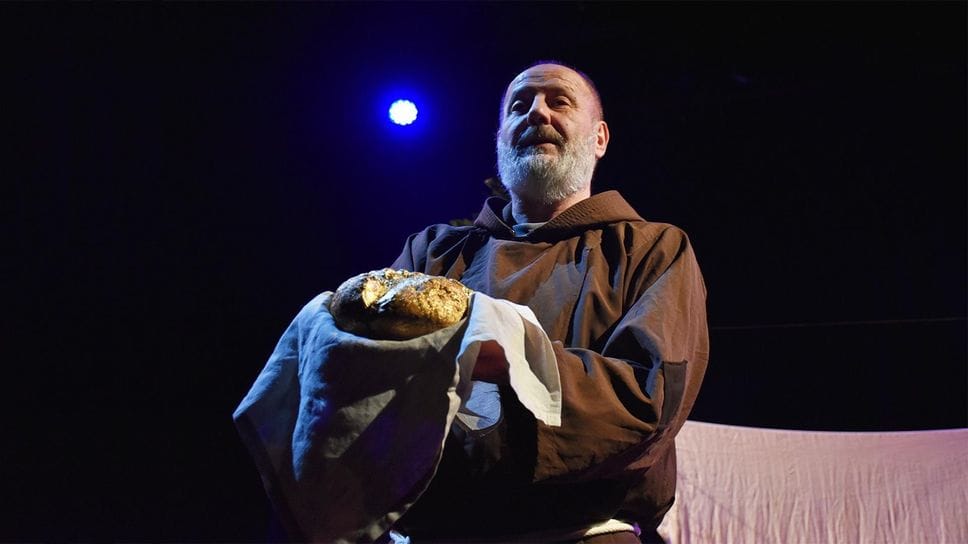 L’attore e frate cappuccino durante lo spettacolo