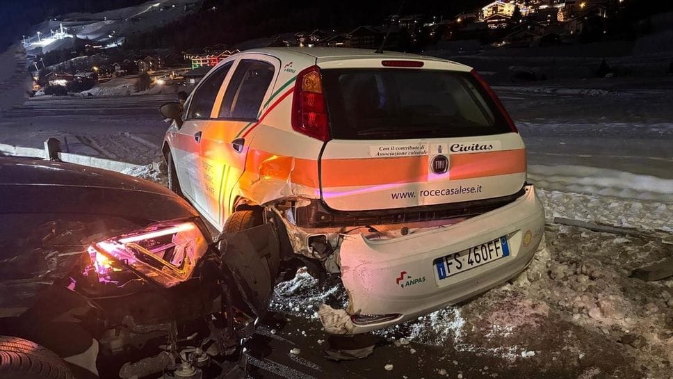 La vettura della Croce casalese danneggiata a Livignoi