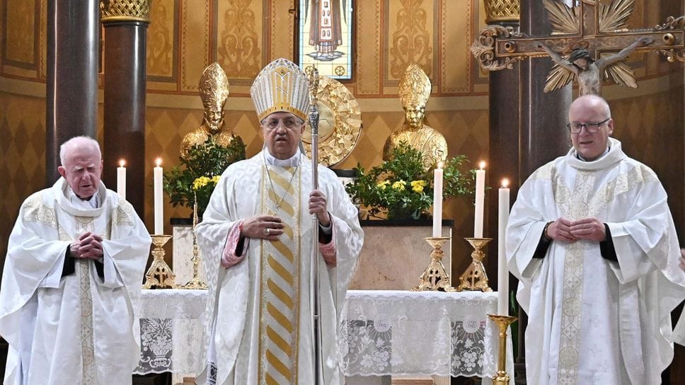 La celebrazione dnella chiesa di San Rocco in Borgo a Lodi presiduta dal vescovo Maurizio (foto Borella)