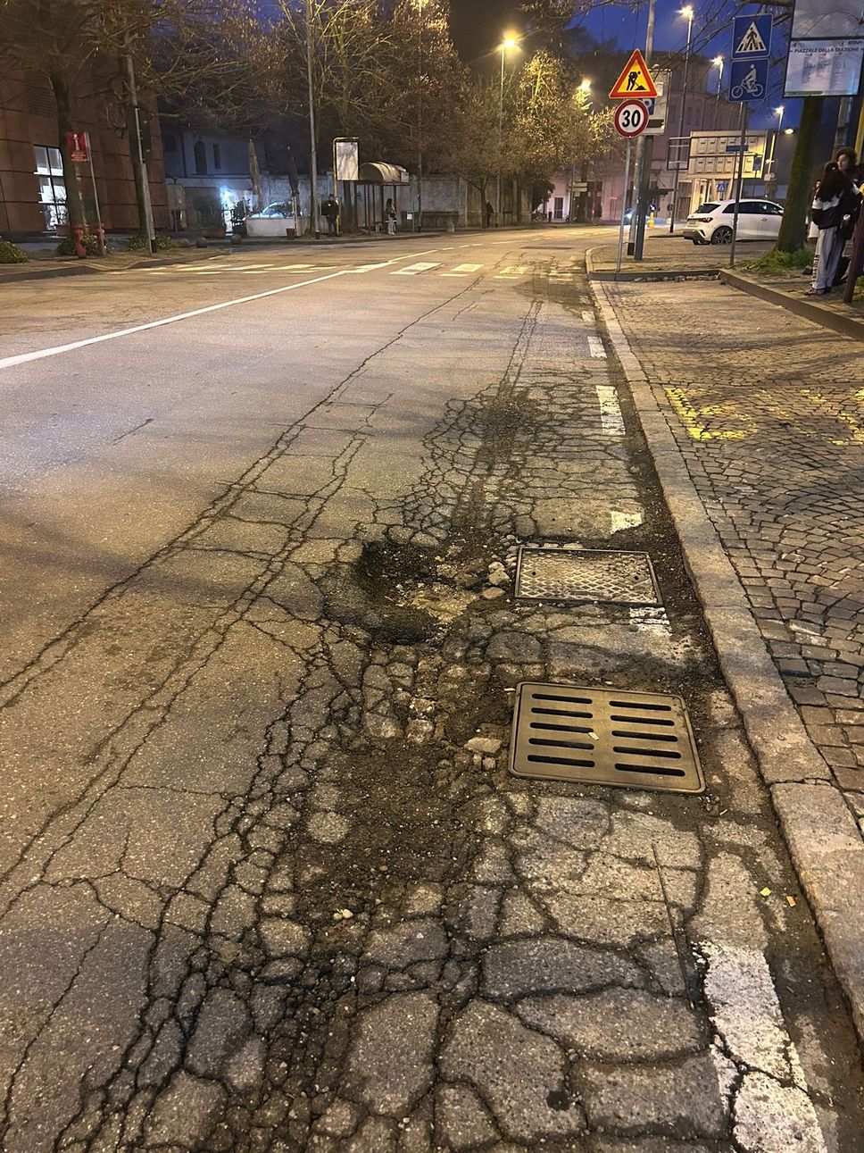 Il tratto di via Anelli con l’asfalto groviera risultato fatale per la ruota di un’auto