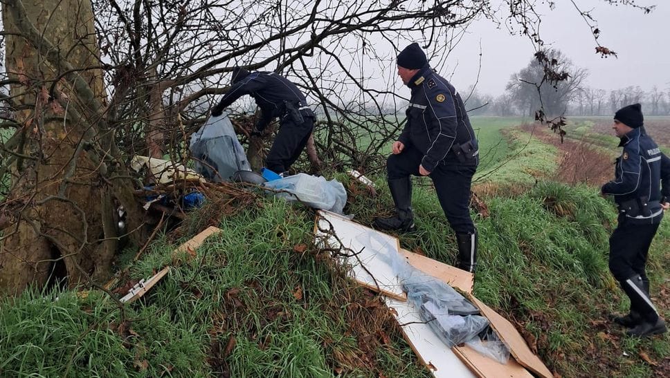La polizia locale alla caccia di prove per identificare il responsabile (Cuti)