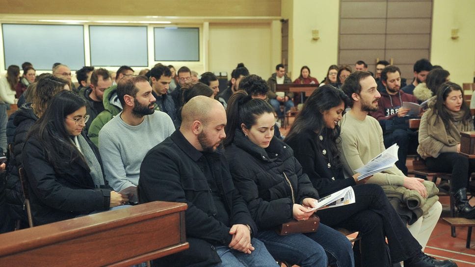 L’incontro di monsignor Malvestiti con le coppie di fidanzati a cui ha donato la Lettera pastorale “...nella Carità” e una preghiera