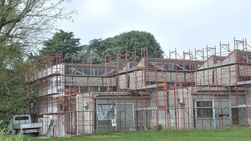 La rimozione dell’amianto prima della prevista demolizione (archivio)