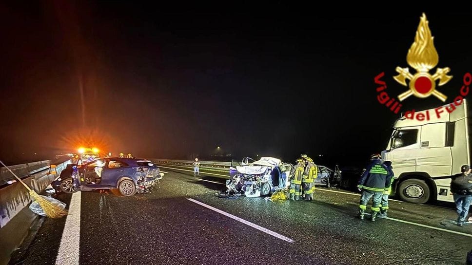 Le auto distrutte nello schianto in A1 (Agosti)