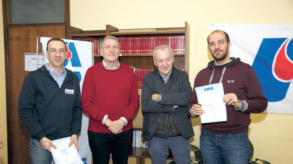 Il dottor Ongis, con il maglione rosso, durante una premiazione Avis del 2017