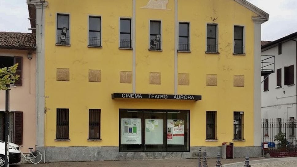 La facciata dello storico cinema teatro Aurora di Lodi Vecchio