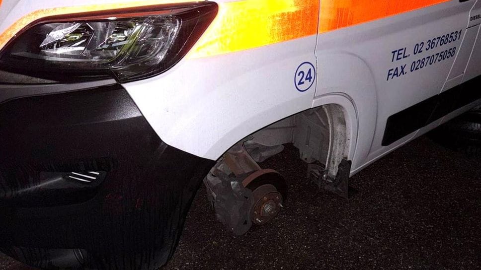 L’ambulanza priva delle ruote